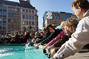 Ude ist in Vilshofen: doch im Fischbrunnen reinigt man auch ohne ihn am 22.02.2012 vor dem Rathaus das Stadts&auml;ckl (Foto: Martin Schmitz)